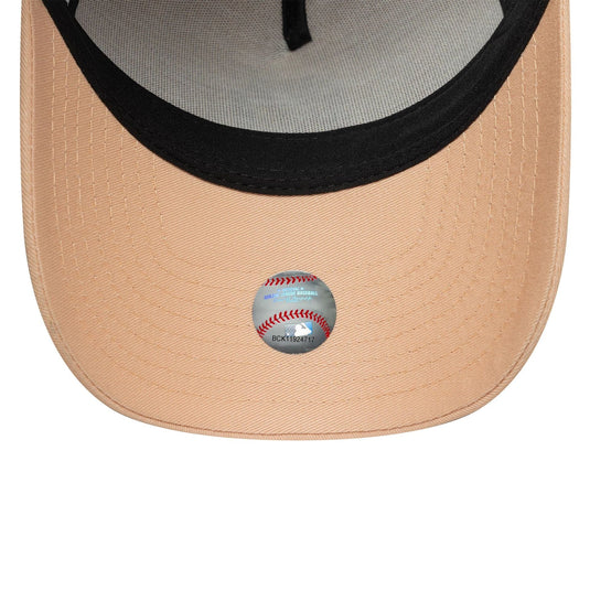Gorra New Era Yankees  MLB League Essential 9FORTY A-Frame Trucker Mujer Naranja Pastel